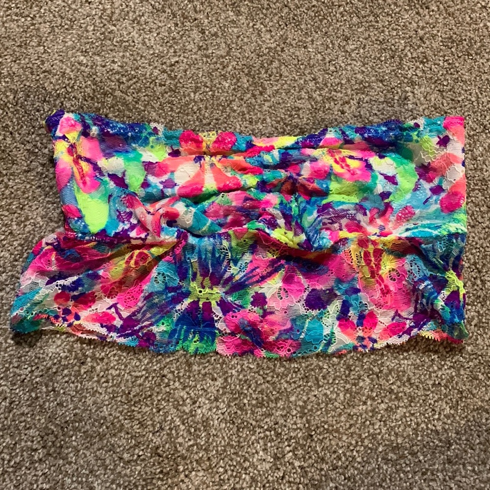 Strapless lacy bandeau